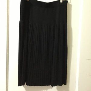 EXCLUSIVELY MISOOK BLACK PLEATED A-LINE SKIRT. M